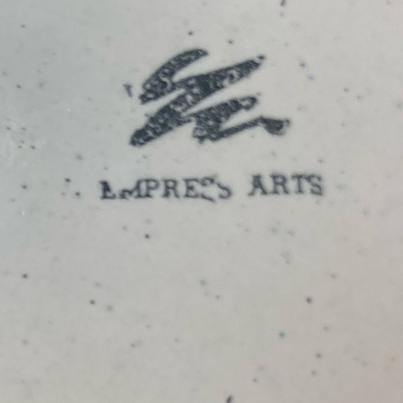 Enameled Metal Trinket Box by Empress Arts Ltd - Cozy Cats on a Rug - 2" x 4" - Picture 7 of 7